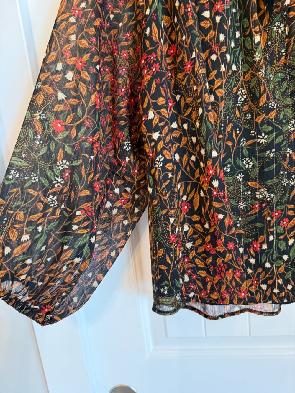 Maurice's beautiful long-sleeve floral blouse with a ruffled neckline. Size 1x - Picture 2 of 8